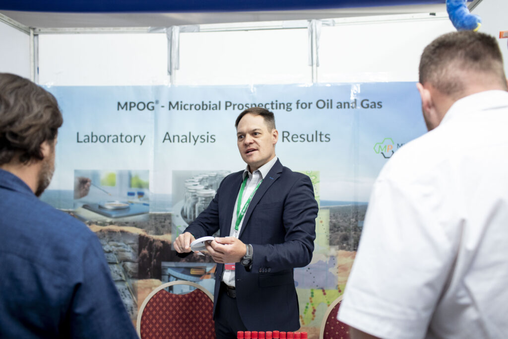 Jakob Kretschmer betreut einen Messestand auf der NOGC 2025 in Windhoek, Namibia.